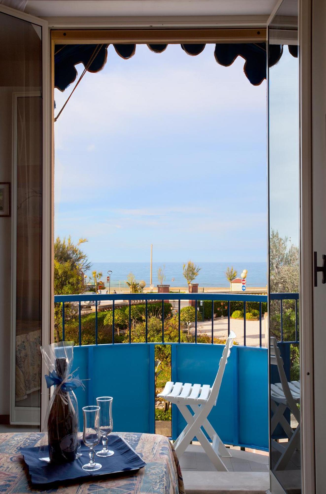 Hotel Azzurra セニガッリア エクステリア 写真